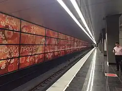 De dichte wand aan de straatzijde met de planten en vruchten van Mitsjoerin.