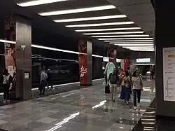 Het perron en de glazen wand aan de parkzijde