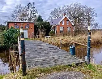 Gemaal (links) en dienstwoning (rechts) van de Driebond gezien vanaf de Driemerenweg in Meerstad.