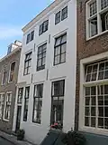 Huis met geverfde lijstgevel
