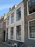 Huis met geverfde rechte gevel