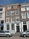 Huis met lijstgevel, onderbouw gepleisterd