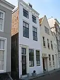 Huis met rechte gevel, in de kroonlijst gedateerd 1725