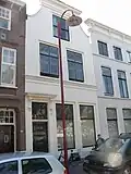 Huis met gepleisterde ingezwenkte lijstgevel