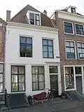 Huis met gepleisterde rechte gevel