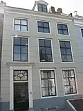 Huis met gepleisterde lijstgevel