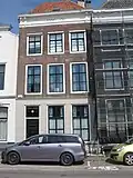 Huis met rechte gevel en schilddak aan de straat