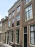 Huis met rechte gevel, kroonlijst met modillons