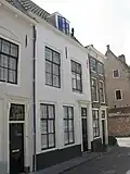 Huis met geverfde lijstgevel
