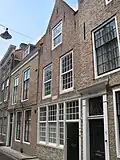 Huis met geverfde rechte gevel