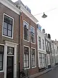 Huis met geverfde lijstgevel