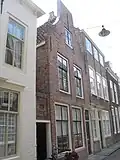 Huis met geverfde klokgevel