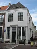 Huis met gepleisterde rechte gevel