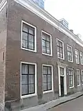 Pand achter een gemeenschappelijke gevel met het buurhuis nr 68
