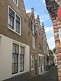 Huis met puntgevel met vlechtingen