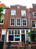 Huis/Winkel met verhoogde lijstgevel Gebr. van Damme in wederopbouwstijl