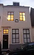 Huis met geverfde lijstgevel