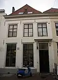 Huis met gepleisterde lijstgevel