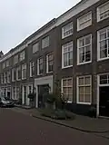 Huis met lijstgevel in lijst gedateerd 1737