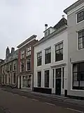 Huis met gepleisterde lijstgevel