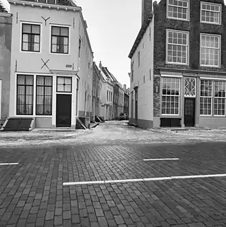 Inkijk in de Herenstraat vanaf de Turfkaai en de Houtkaai (1979)