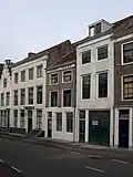 Huis met geverfde rechte gevel in lijst gedateerd 1738