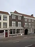 Huis met aan de hoeken ingezwenkte lijstgevel