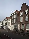 Huis met lijstgevel, aan de hoeken ingezwenkt
