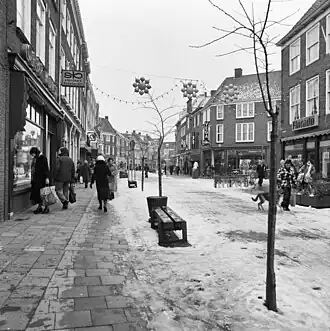 Lange Delft kijkend richting de Markt, met rechts de Koorkerkstraat