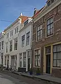 Huis met gepleisterde lijstgevel