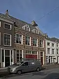 Huis met geverfde lijstgevel