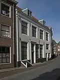 Huis met geverfde lijstgevel