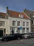 Huis met gepleisterde lijstgevel