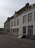 Huis met gepleisterde lijstgevel