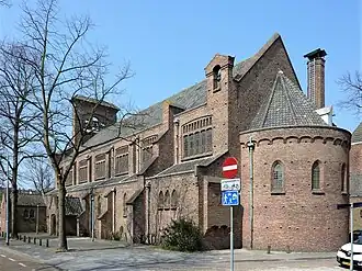 Gezicht op de zuidelijke gevel en achterzijde van het kerkgebouw.