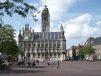 Het laatgotische stadhuis van Middelburg is sinds 2004 het hoofdgebouw van de UCR-campus.