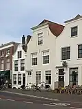 Huis met ingezwenkte lijstgevel