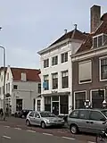 Huis met geverfde rechte gevel