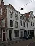 Huis met geverfde lijstgevel