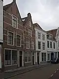 Huis met geverfde puntgevel