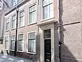Kosterij der Hooglandse Kerk, waarvan nr 2 met deuromlijsting. Bakstenen gevel met rechte kroonlijst