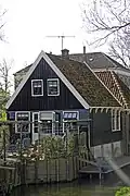 Geheel houten huisje onder zadeldak