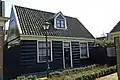 Geheel houten huis onder zadeldak