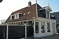 Houten huis onder zadeldak