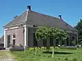 Juffer Aaltje's Erve (Aaltjeshoeve), T-boerderij met bijbehorende landbouwschuur
