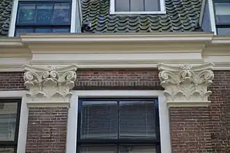 De middensisaliet met kroonlijst