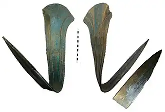 Het bronzen zwaard van Rudham, gezien van drie kanten