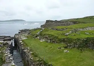 Midhowe Broch gezien vanuit het oosten.