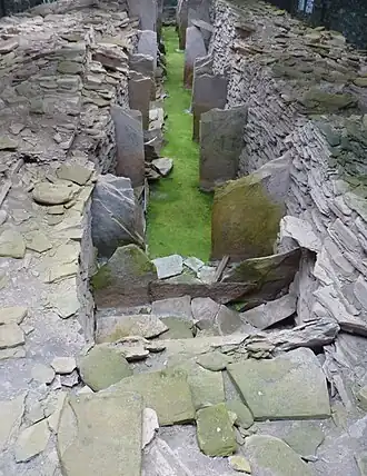 De muurtjes zijn duidelijk zichtbaar in Midhowe Chambered Cairn