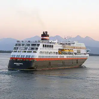 De M/S Midnatsol, een van de veerboten van de Hurtigruten, langs de Noorse kust
